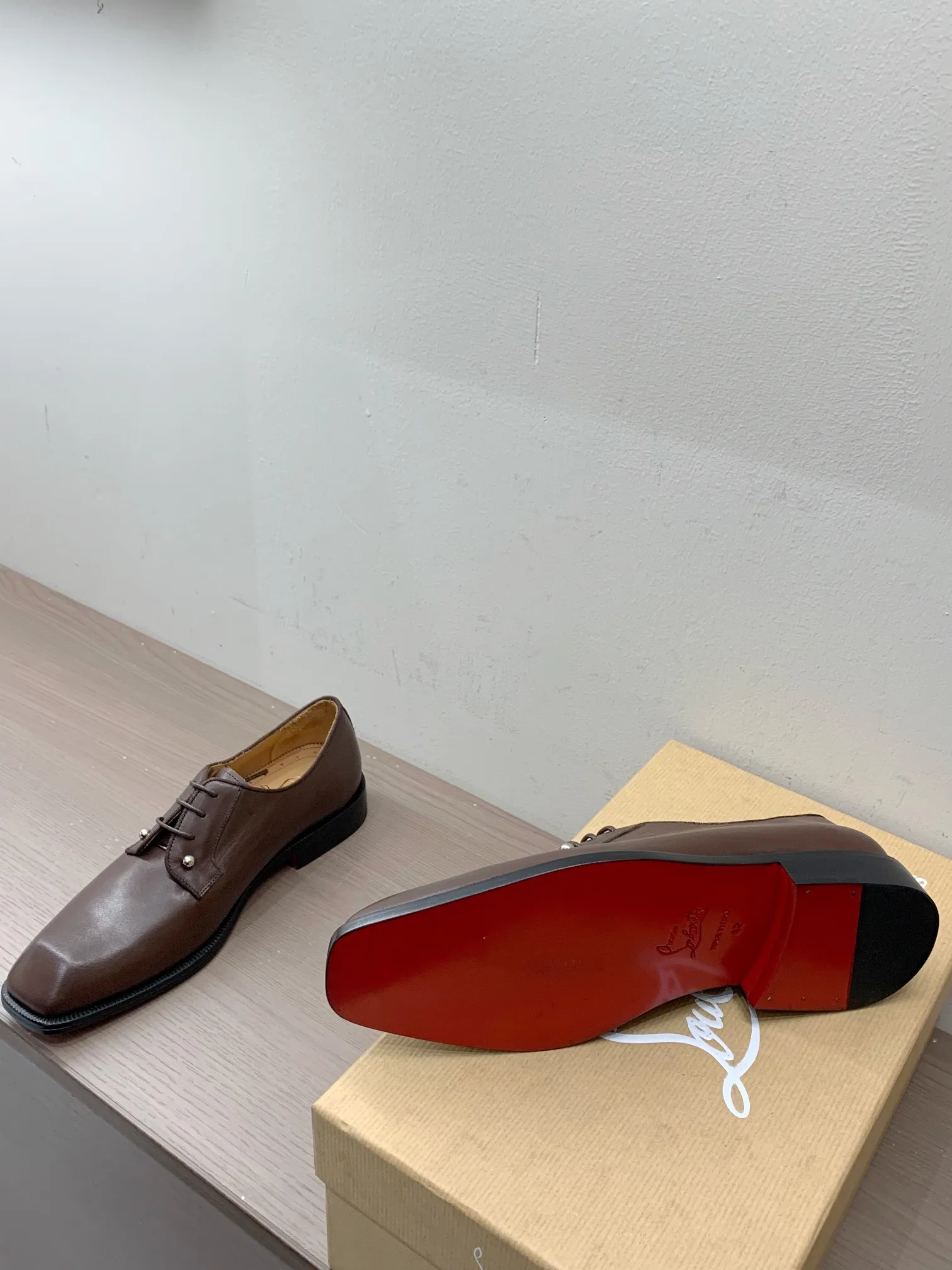 [CL red sole shoes] Top P: 1020💰 Size 39-44 (38.45.46 custom-made, non-returnable) Christian Louboutin men's classic Oxford shoes, men's business formal leather shoes💫Original molding, 1:1 replica, specially made for nobles. The unique shoe shape is unique and 100% comfortable! The whole shoe is made of imported Italian cowhide material, carefully selected, with fine pores and rich luster. Cow leather lining, soft and comfortable, sweat-absorbent and breathable. Genuine leather outsole, non-slip and wear-resistant, full of texture, elegant and luxurious overall, integrating comfort, formality and luxury! The Rolls Royce of shoes!